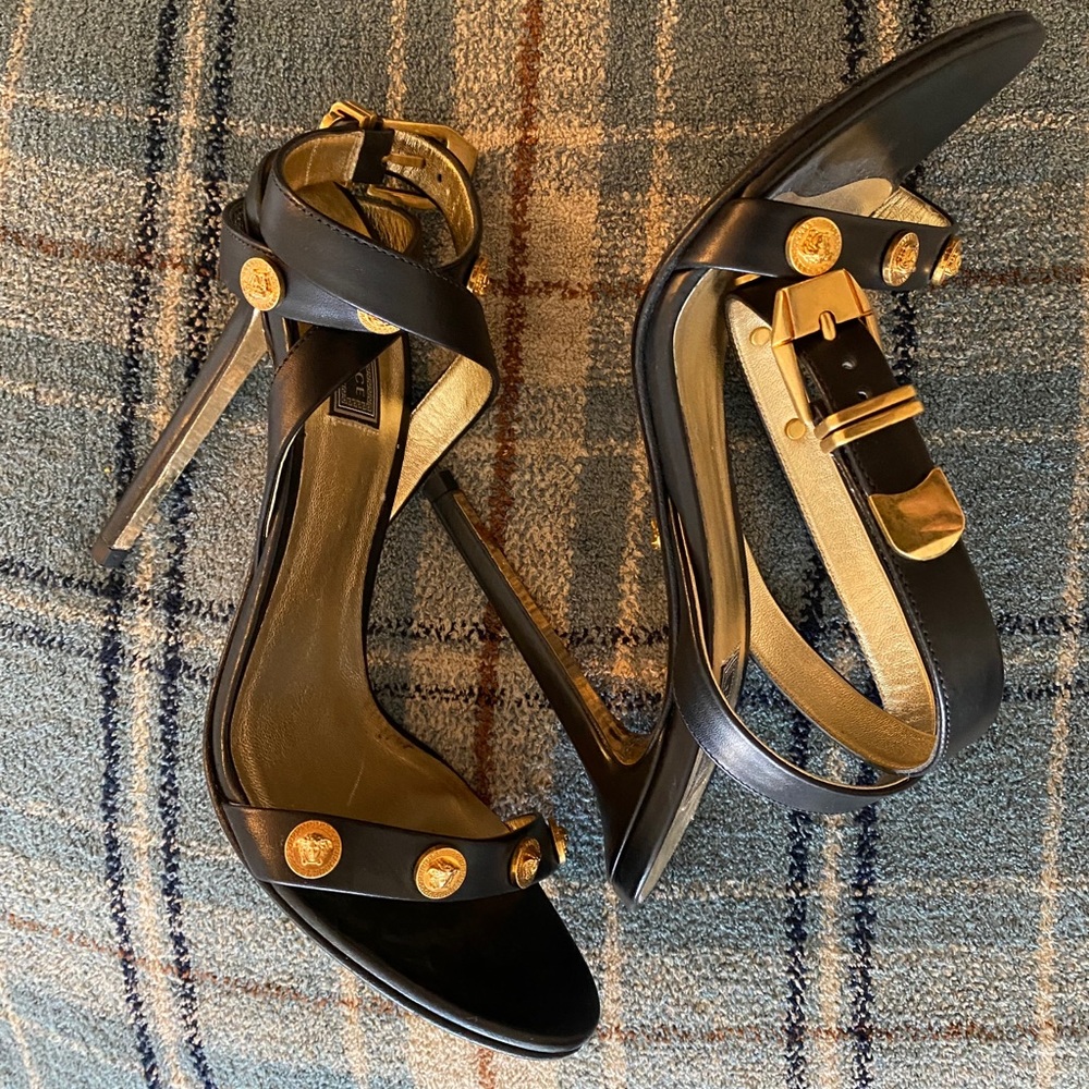 Versace tribute collection Medusa pumps, 39